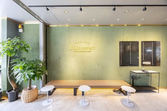 エントランスの社名版表記や転送電話もあります。