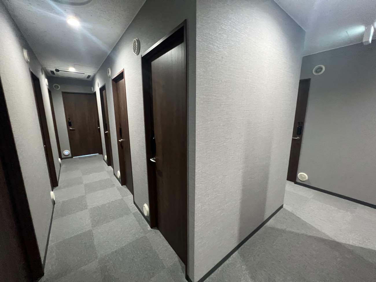 共有部_廊下。個室オフィスは施錠可能となっています。