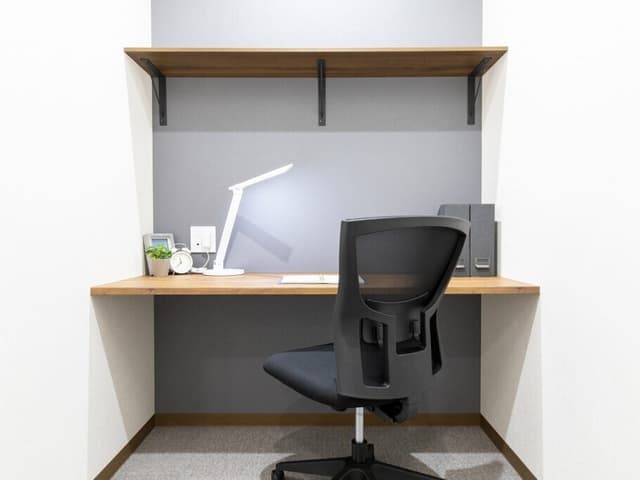 個室_デスク・チェア、ネット環境、電話回線、専用ポストが備え付けられています。©bizcomfort