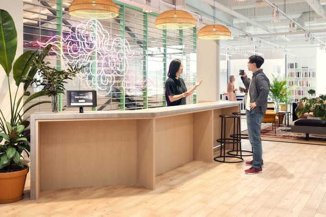 外観_受付です。サポートスタッフが常駐しているので来客対応も安心です©WeWork