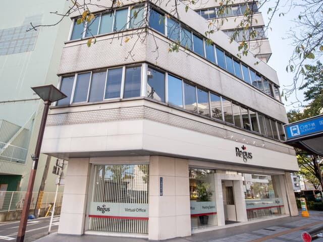 外観_国際センター駅から徒歩1分、名古屋駅も徒歩圏内の場所にあります。