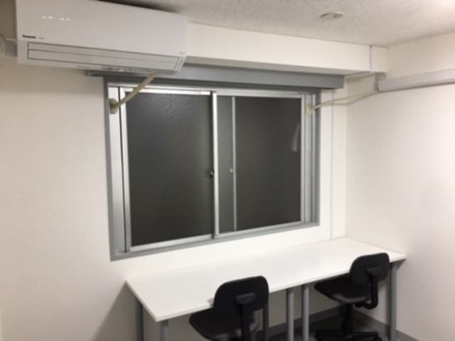 個室_空調完備の個室となっています。窓付きの個室のため日差しを取り込むことが可能です。