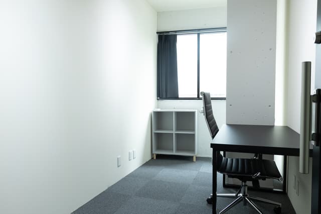 専有部_個室。オフィス家具は無料で付帯しますが、希望があれば無料で撤去することも可能です。