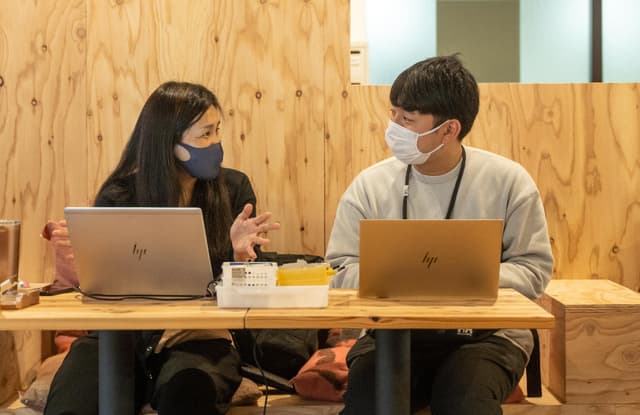 コワーキングスペース _木に囲まれた空間とアップサイクルで作られたクッションでゆったりとお仕事できます。