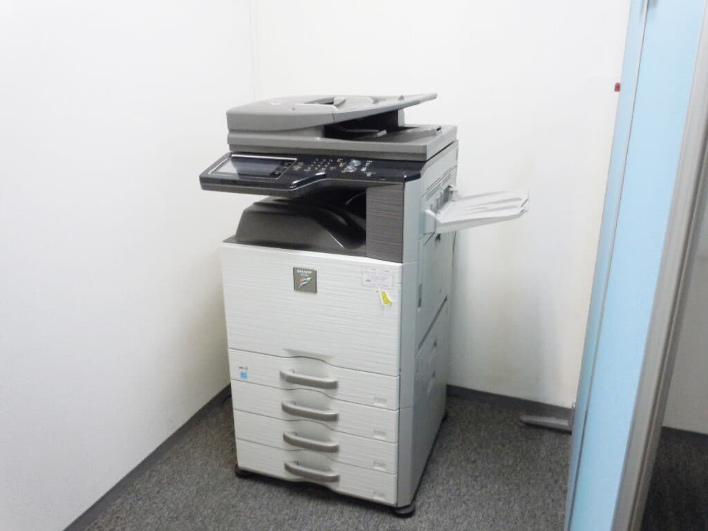 設備_複合機。フルカラー複合機やメールボックス、宅配ボックスなどが設置されています。