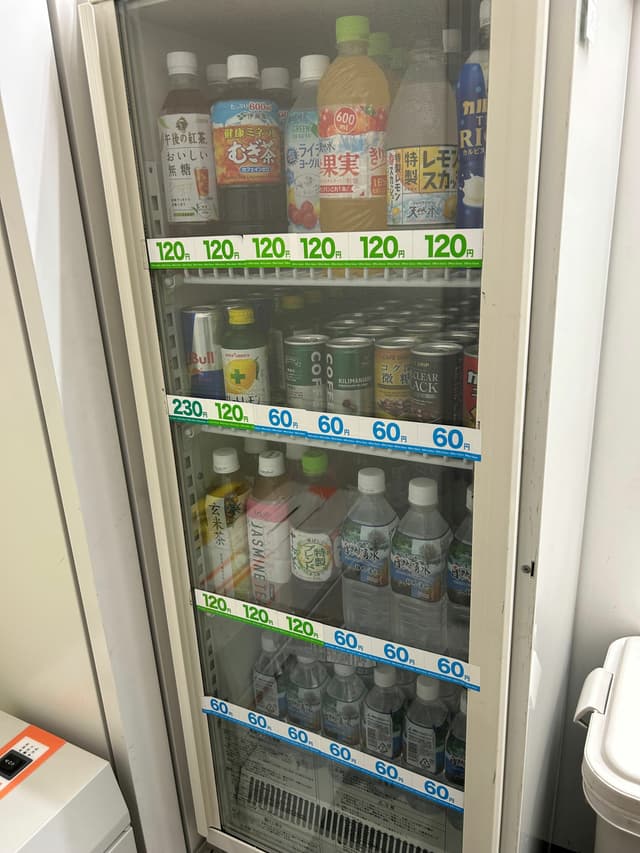 オフィス内_オフィスオアシスのドリンクやお菓子の販売、ドリップコーヒーの販売もオフィス内に!