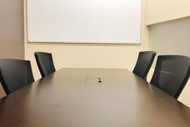 共有部_会議室。ホワイトボードが設置されています。