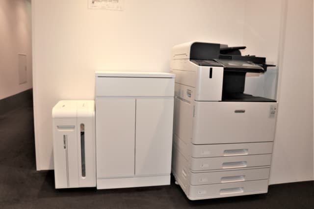 共用設備_複合機・シュレッダー。白黒印刷は1枚10円、カラーは40円です。