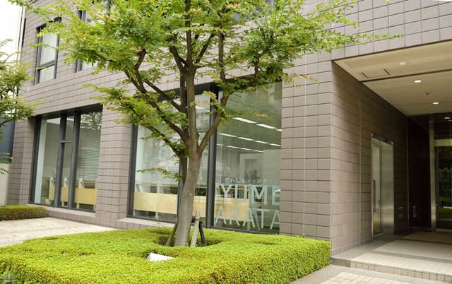建物外観。新大阪駅徒歩6分の場所にあります。