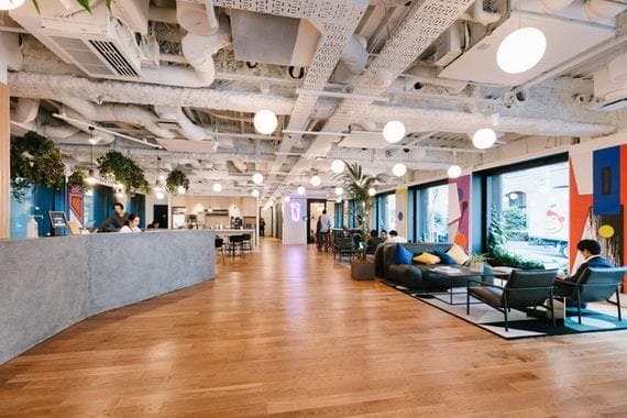 オープンスペース_建物に入った瞬間からアートな空間が広がります©WeWork