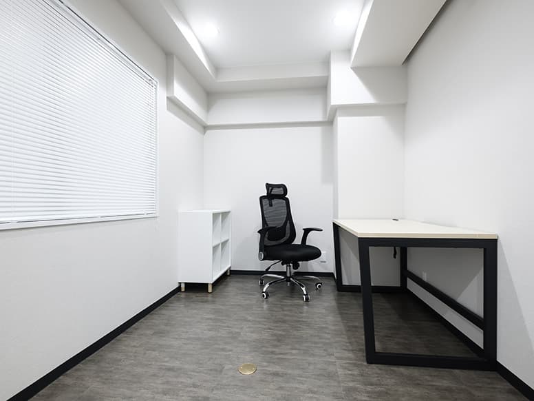 専有部_個室。デスク、イス、書棚等のオフィス家具が予め用意されています。