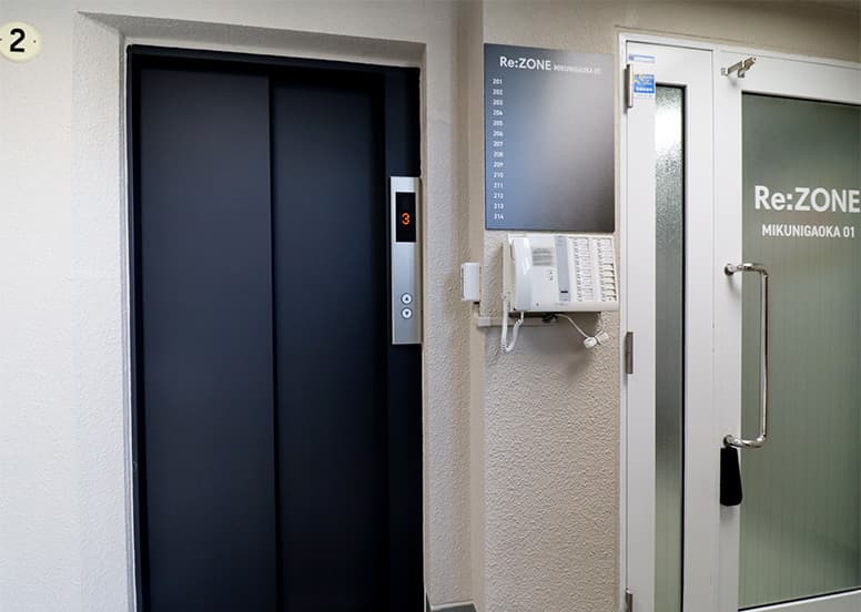 外観_エレベーターホール入口
