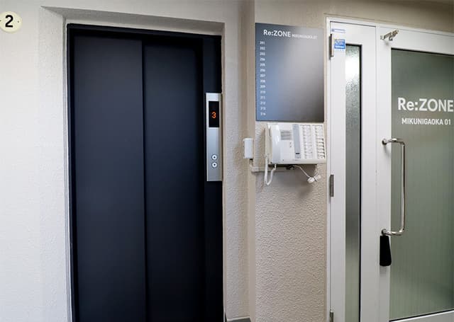 外観_エレベーターホール入口