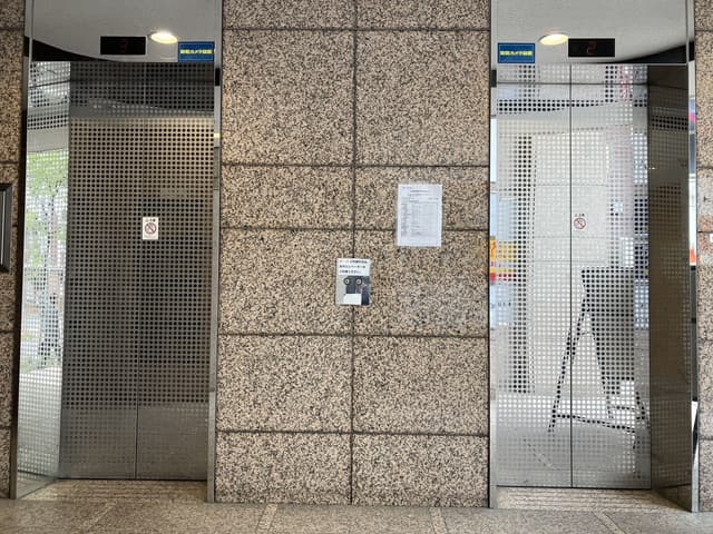 1階エレベーター_左側のエレベーターのみ使用可能です。