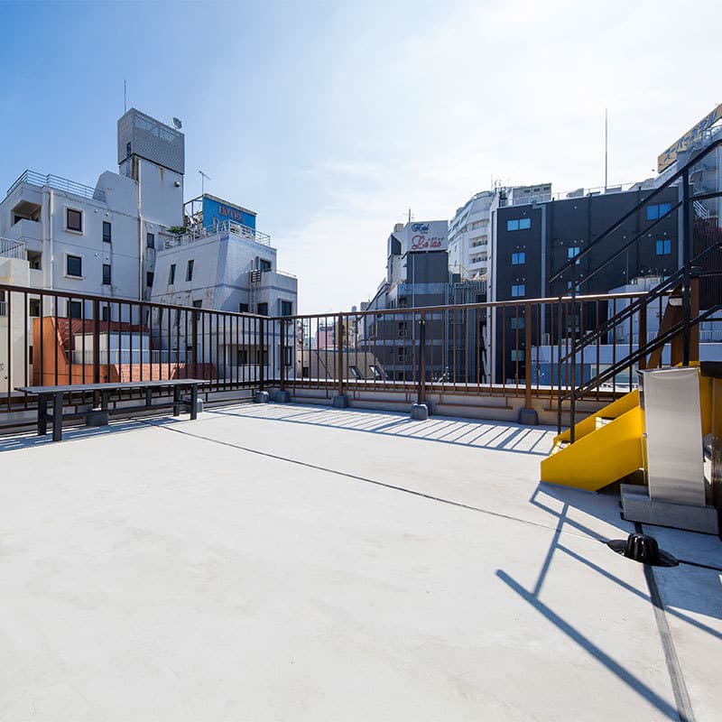 共用部_晴れた日はゆっくりと屋上でランチも可能です。