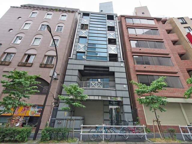 外観_新宿三丁目駅から徒歩1分、新宿駅も徒歩圏内の好立地オフィスです。