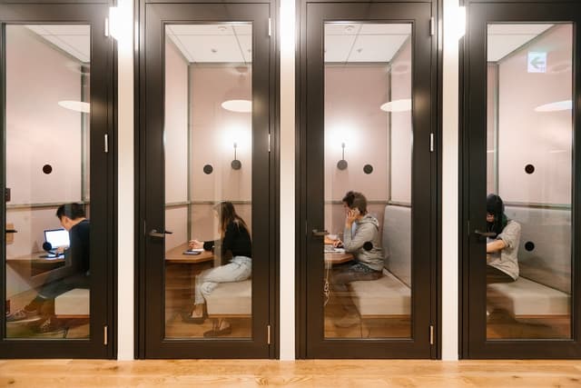 その他_電話ブース。周囲を気にせず通話ができる防音ブースを完備しています。©WeWork※画像はイメージです。