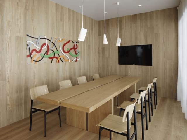 共用部_会議室。モニター完備の会議室です。©fabbit