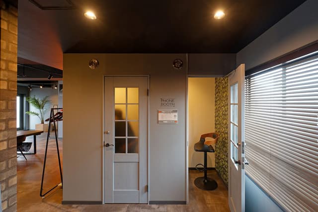 設備_PHONE BOOTH。電話はもちろんWEB会議にもご利用いただけるスペースです。