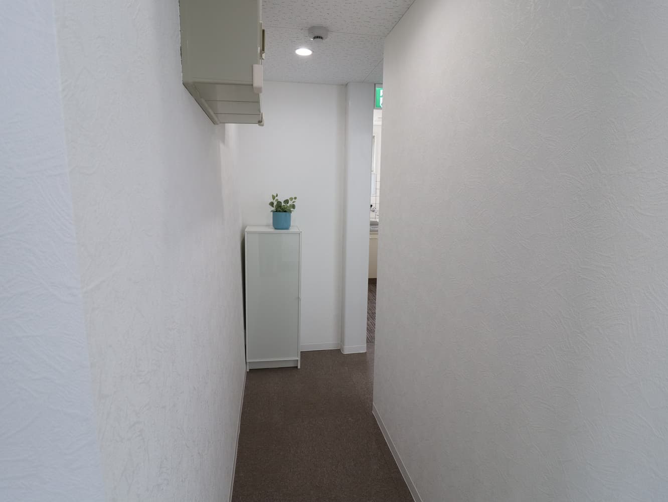 共用部_廊下。ホワイトで統一されたデザインのオフィスです。