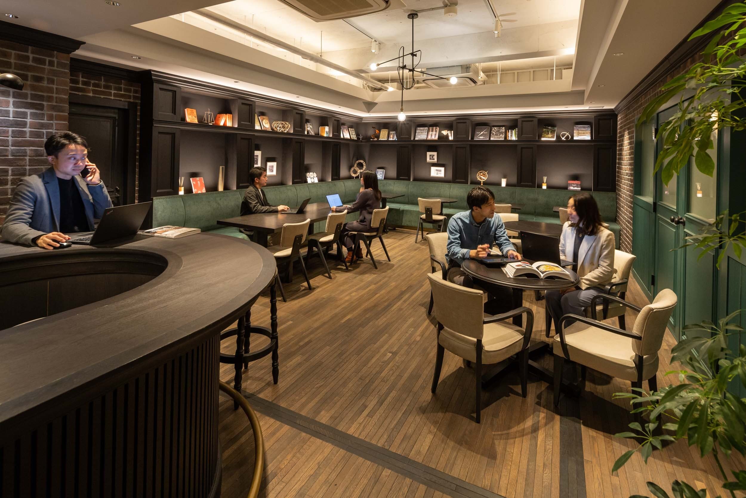 共用部_共用ラウンジは社内外での打合せ、来客対応等に利用できます。