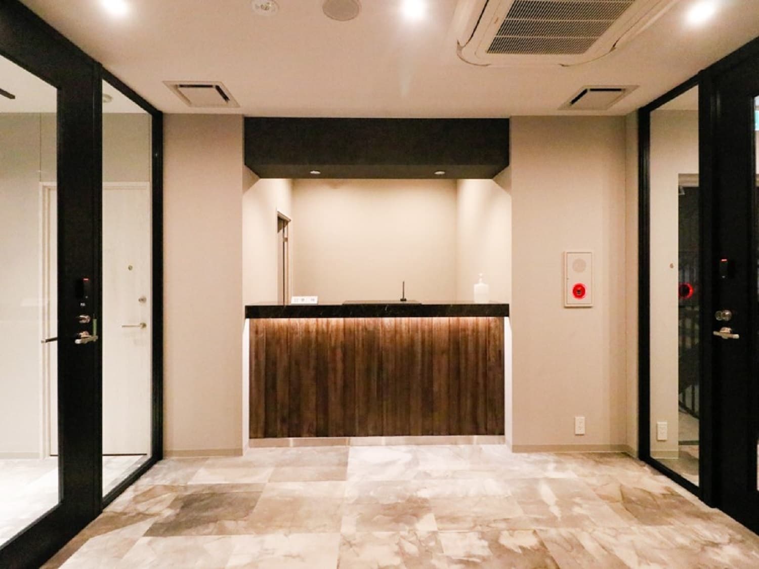 外観_受付。平日10:00~19:00まではスタッフが常駐しており、不在時の宅配物代理受領等のサービスを行っています。