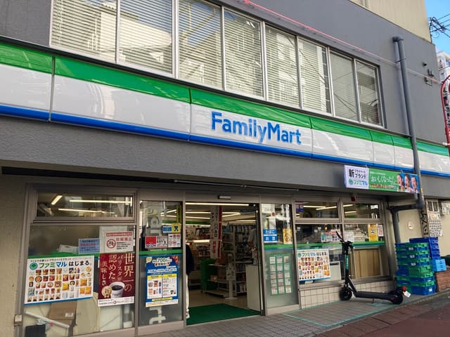 近隣のコンビニ_ファミリーマート 渋谷神南北谷公園前店 (徒歩1分)