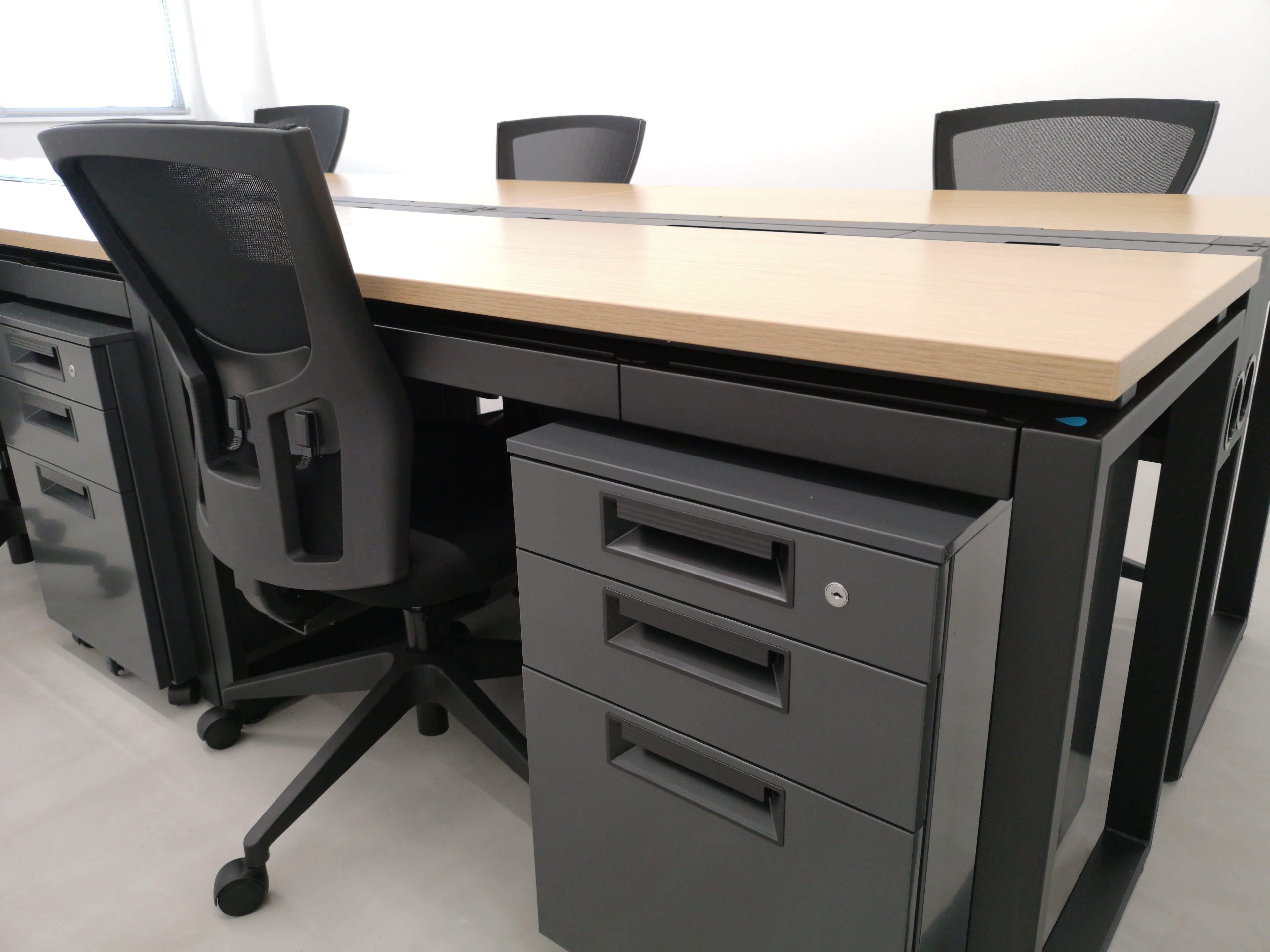 個室_椅子やデスクが備え付けです。