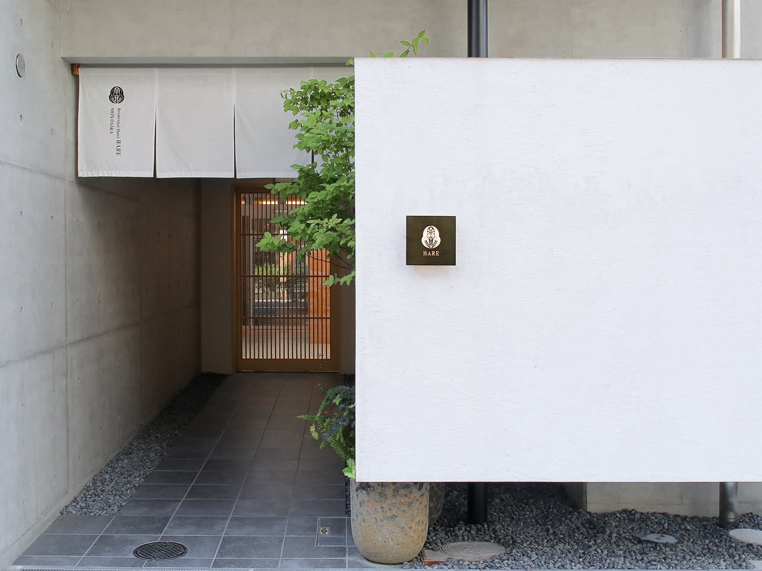 外観_エントランス。ホテルに併設されており、高いデザイン性を誇ります。