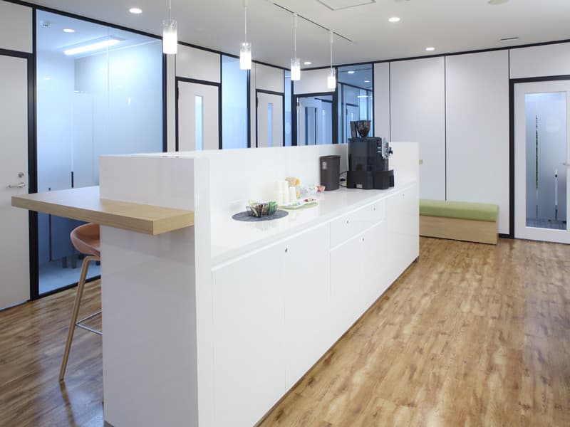 ラウンジ_コーヒーメーカーがあるので来客の際のおもてなしに便利そうです©Regus