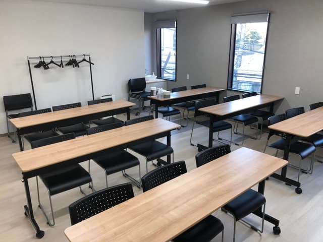 共用部_セミナールーム。最大24名様まで収容可能なセミナールームです。1時間1,100円(税込)でご利用いただけます。