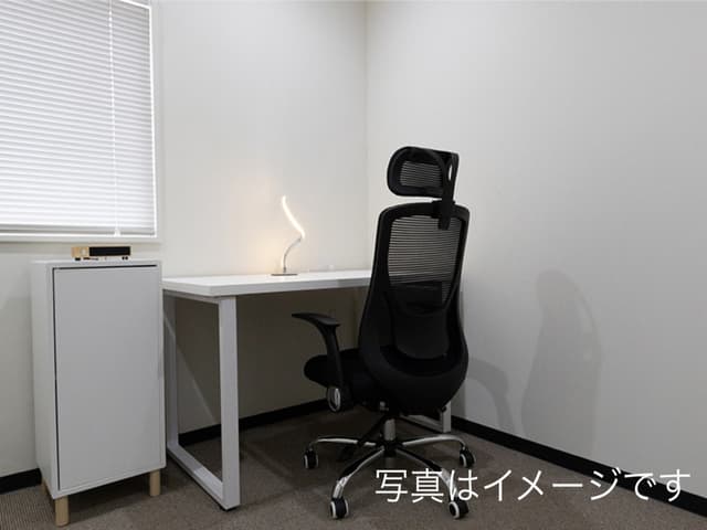 専有部_個室。オフィス家具、インターネット回線が全室に備え付けです。
