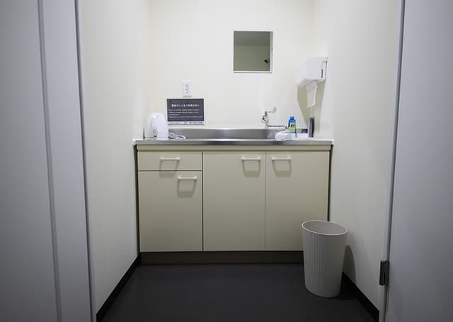 その他_給湯室。屋内に共用ゴミ置き場が設けられています。