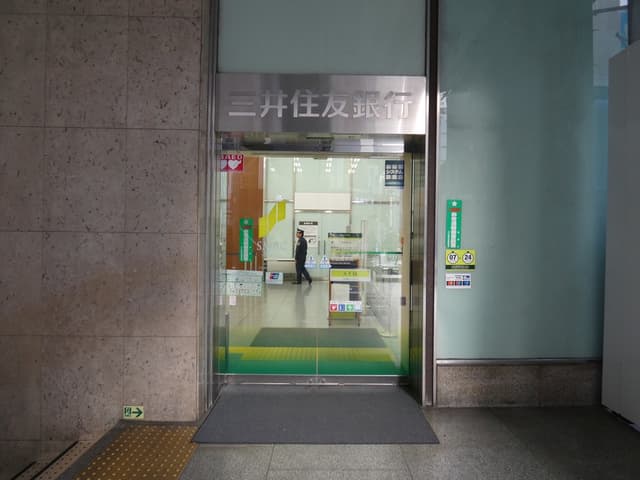 周辺の銀行_三井住友銀行新宿通支店(徒歩6分)