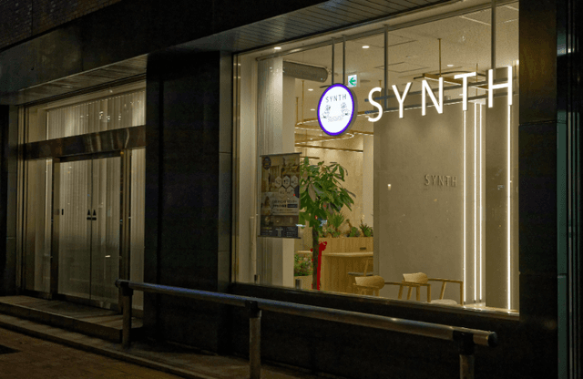 外観 夜は照明が付き、雰囲気も昼と変わります。