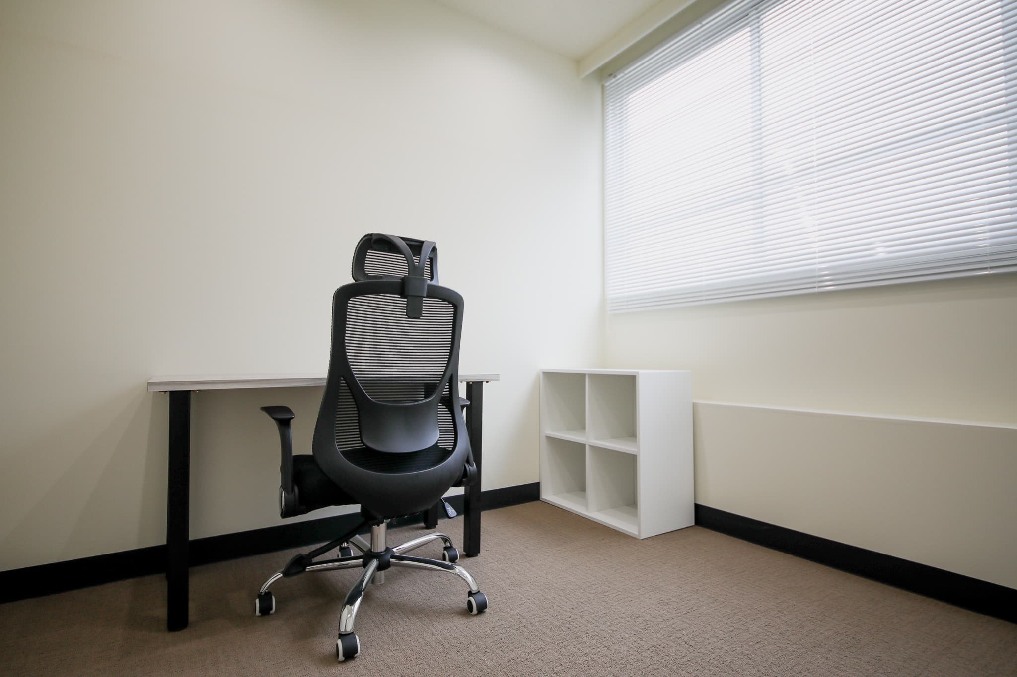 個室_オフィス。共用でのWi-fiが利用できます。