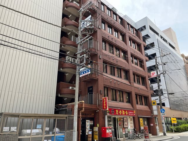 レンガ張りのノスタルジックな建物です