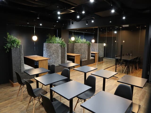 共用部_ラウンジ。休憩時はもちろん、軽い打ち合わせにもご利用が可能です。