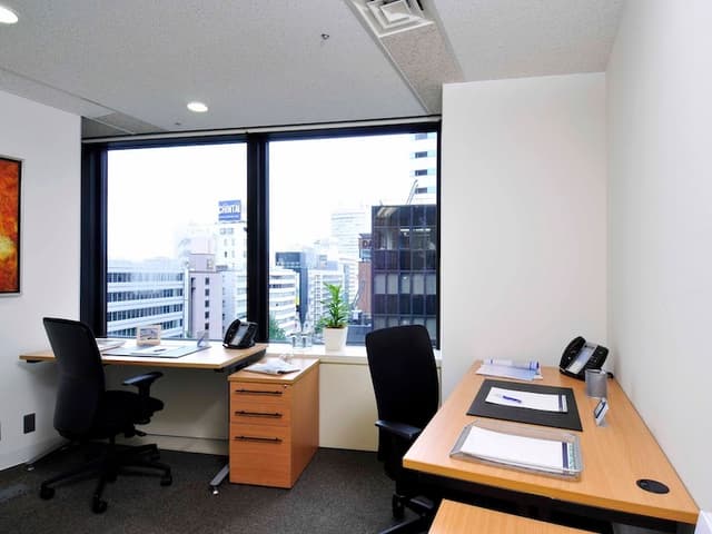 個室_オフィス家具は備え付けとなっており初期費用を抑えることが可能です。
