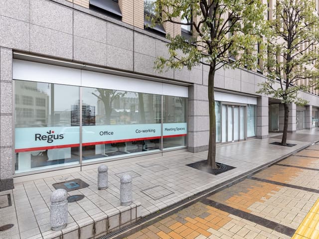 外観_ビル外観。オフィスビルは駅東口を出てすぐに立地しており、アクセス・視認性抜群のロケーションを誇ります。©Regus