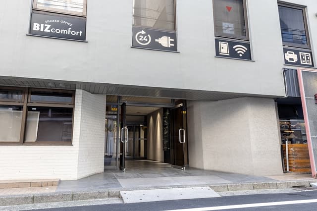ビルエントランス。©bizcomfort