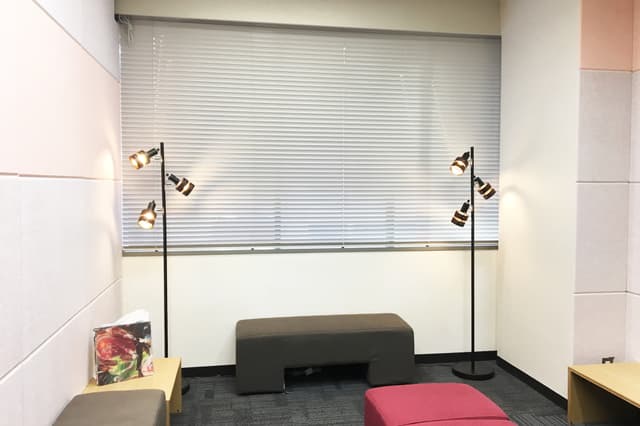 小ラウンジ_自由にご利用いただけるフレキシブルなワークスペースです