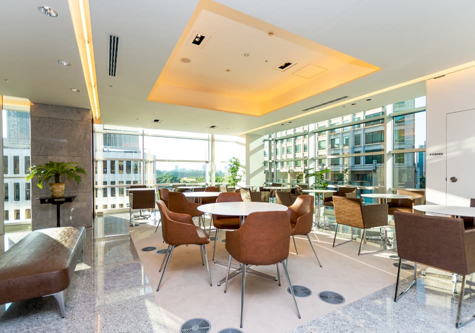 共有ラウンジ_ガラス張りのラウンジから有楽町の街並を一望する事が出来ます