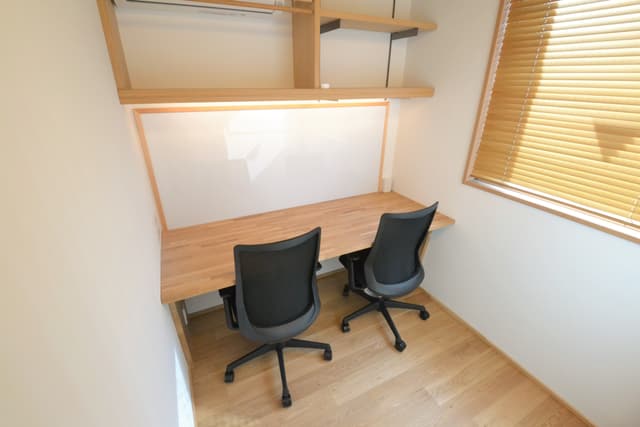 個室_2名用個室、家具つきです。