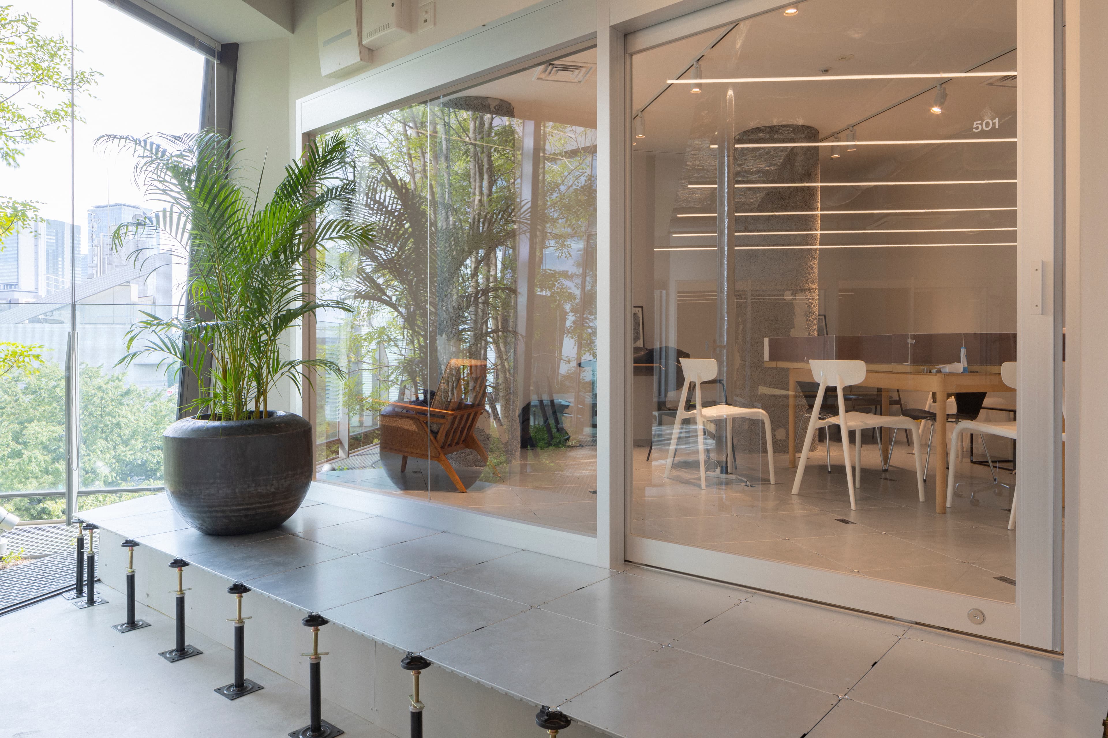 専用スペース_レンタルオフィス。ガラス張りで開放感のあるオフィスです。※家具付きではありません。