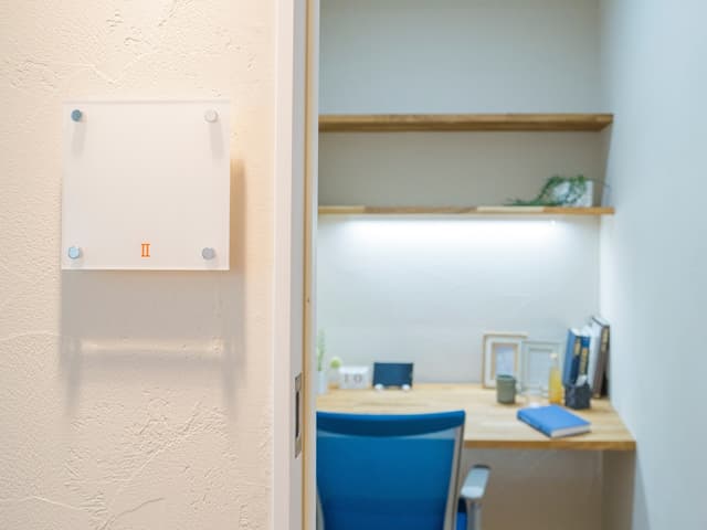 個室_デスク・チェアが備え付けられており、入居後はすぐにビジネスに取り組めます。