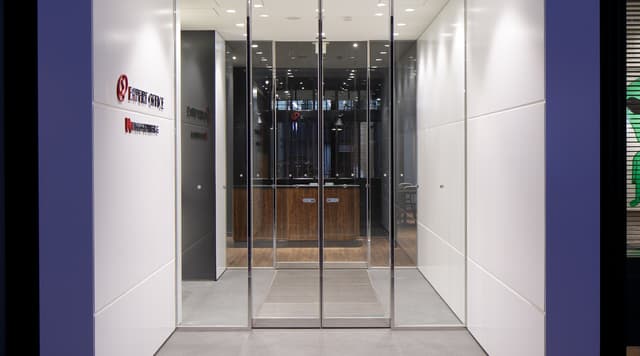 エントランス_カード式電気錠で入退室を管理しています