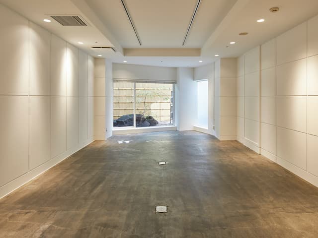 個室_OFFICE004。白塗装を基調としたシンプルでクリーンなオフィスとなっています。