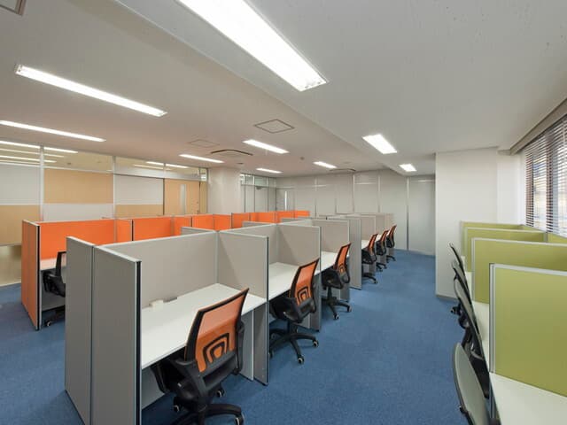 共用部_フリーデスク。周りが気にならない高さの仕切りを設けており、1人の空間で作業が出来ます。