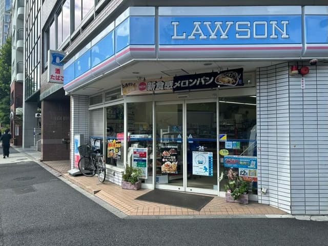 近隣のコンビニ_ローソン御成門駅前店 (徒歩2分)